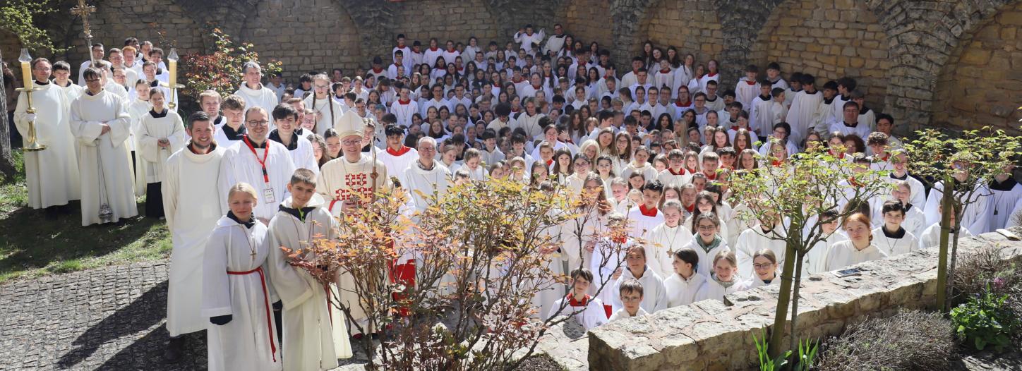 Messdiener mit Bischof im Bischofsgarten