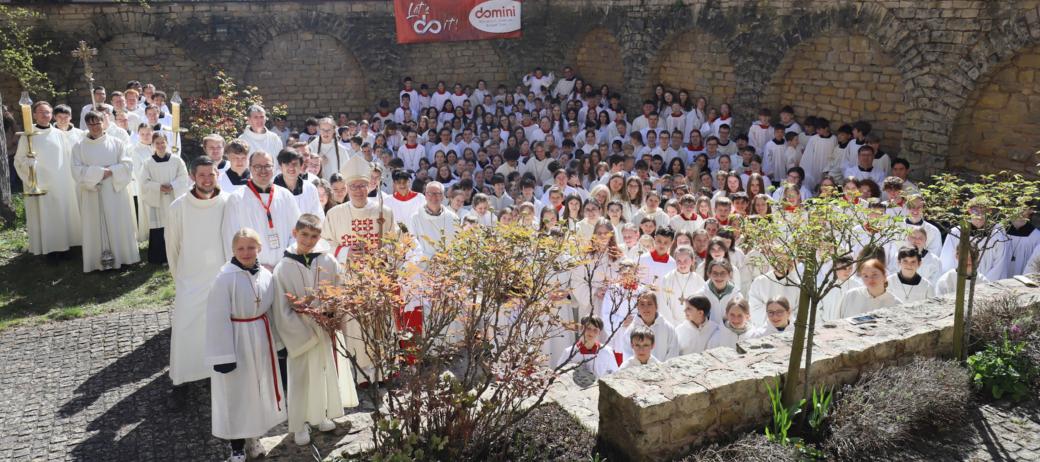 Messdiener mit Bischof im Bischofsgarten